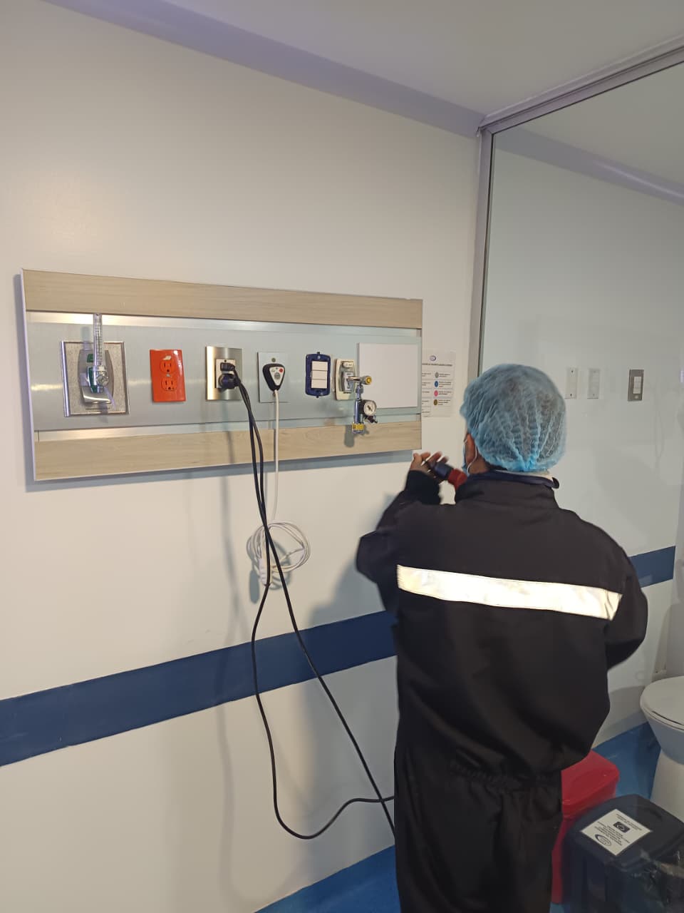Instalación de unidad de cabecera hospitalaria con gases medicinales, tomas eléctricas y sistema de llamado de enfermería en habitación clínica